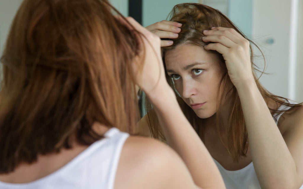 The Differences Between Dry Scalp and Dandruff